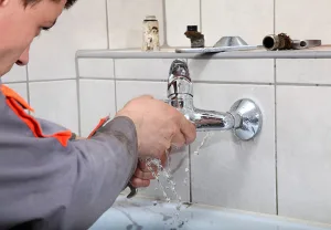 como-cerrar-el-agua-de-un-lavabo