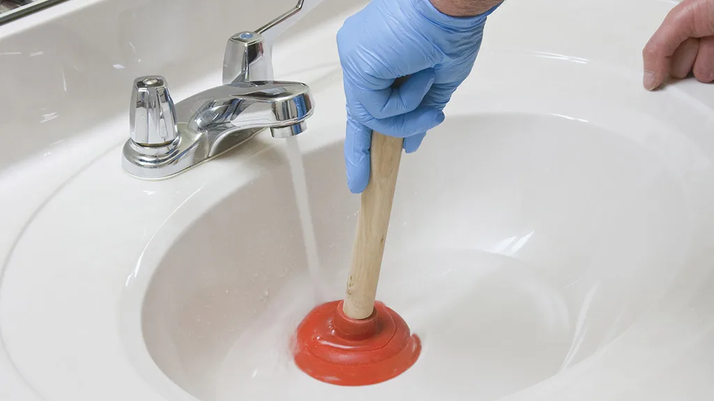 Cómo limpiar un sifón y desatascar el fregadero
